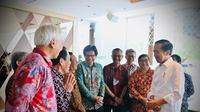 Presiden Jokowi bernostalgia dengan teman-teman kuliahnya di Fakulstas Kehutanan UGM. (Foto: Biro Pers, Media, dan Informasi Sekretariat Presiden/Liputan6.com)