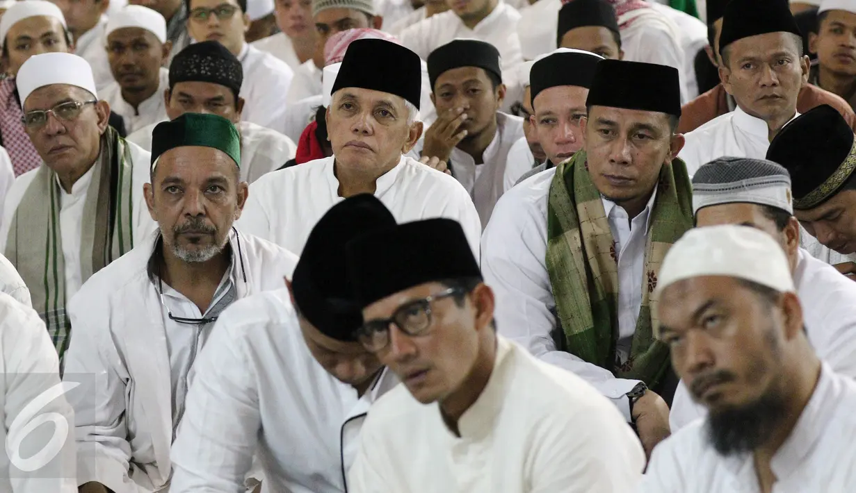 Mantan Menko Perekonomian Hatta Rajasa dan Cawagub DKI Jakarta No 3 Sandiaga Uno saat sedang mendengarkan ceramah beserta peserta aksi 112 di Masjid Istiqlal, Jakarta, Sabtu (11/2). (Liputan6.com/Herman Zakharia)