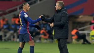 Pelatih Barcelona asal Jerman, Hans-Dieter Flick, menyapa penyerang Barcelona asal Brazil #11, Raphinha, pada pertandingan leg pertama babak 16 besar Copa del Rey (Piala Raja) Spanyol antara FC Barcelona dan Real Betis di Estadi Olimpic Lluis Companys di Barcelona pada 15 Januari 2025. (MANAURE QUINTERO/AFP)