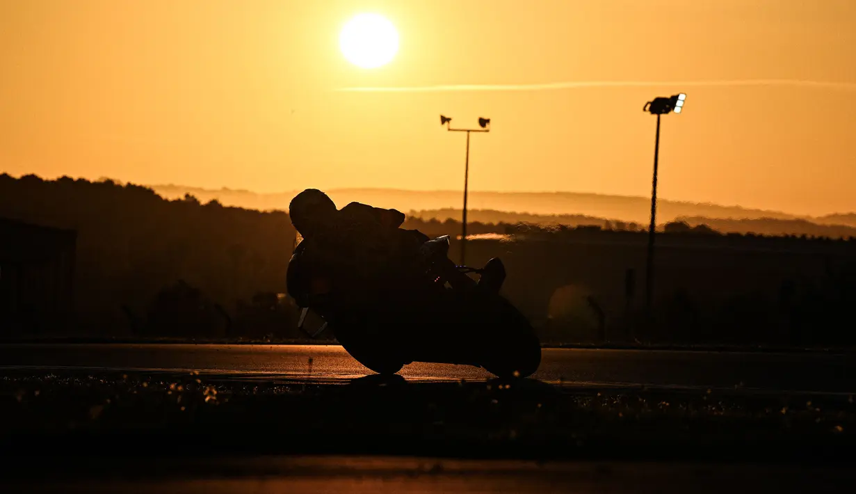 Sebuah siluet seorang pembalap saat berkompetisi dalam ajang 24 Hours of Le Mans yang berlangsung di Sirkuit Bugatti, Prancis, 19 April 2026 waktu setempat. (AFP/Julien De Rosa)