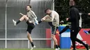 Pemain Ajax Amsterdam Daley Blind dan Dusan Tadic melakukan pemanasan berlatih jelang menghadapi Tottenham Hotspur pada leg kedua Liga Champions di Amsterdam, Belanda, Selasa (7/5/2019). (REUTERS/Piroschka Van De Wouw)