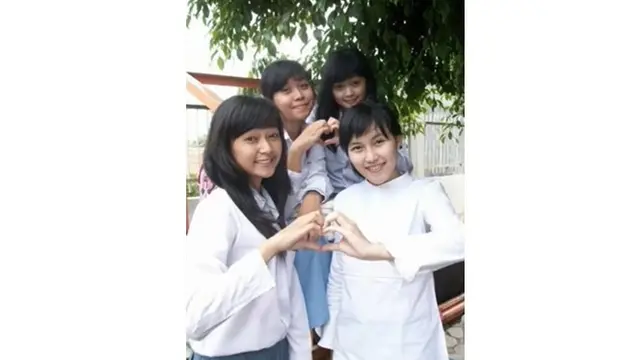 6 Foto Lawas Seleb Saat Bersama Geng SMA Ini Bikin Pangling