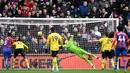 Proses terjadinya gol yang dicetak striker Crystal Palace, Jordan Ayew, ke gawang Arsenal pada laga Premier League di Stadion Selhurst Park, London, Sabtu (11/1). Kedua klub bermain imbang 1-1. (AFP/Daniel Leal-Olivas)