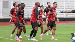 Sejumlah pemain Persija Jakarta melakukan latihan resmi menjelang laga BRI Super League 2025/2026 melawan Persijap Jepara di Stadion Madya, Senayan, Jakarta, Jumat (02/01/2026). (Bola.com/Abdul Aziz)
