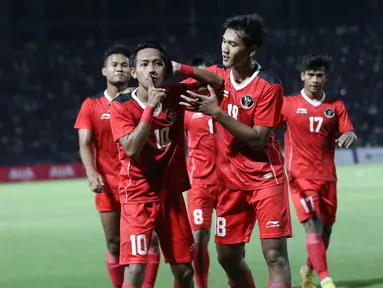 Timnas Indonesia U-22 yang tengah berlaga di SEA Games 2023 dan kini telah menjejakkan kakinya di fase semifinal, menyumbang 3 pemainnya dalam daftar 5 pemain dengan nilai pasar tertinggi dari seluruh peserta. Dua pemain Thailand U-22 melengkapi daftar tersebut. Berikut daftar lengkapnya. (Bola.com/Abdul Aziz)