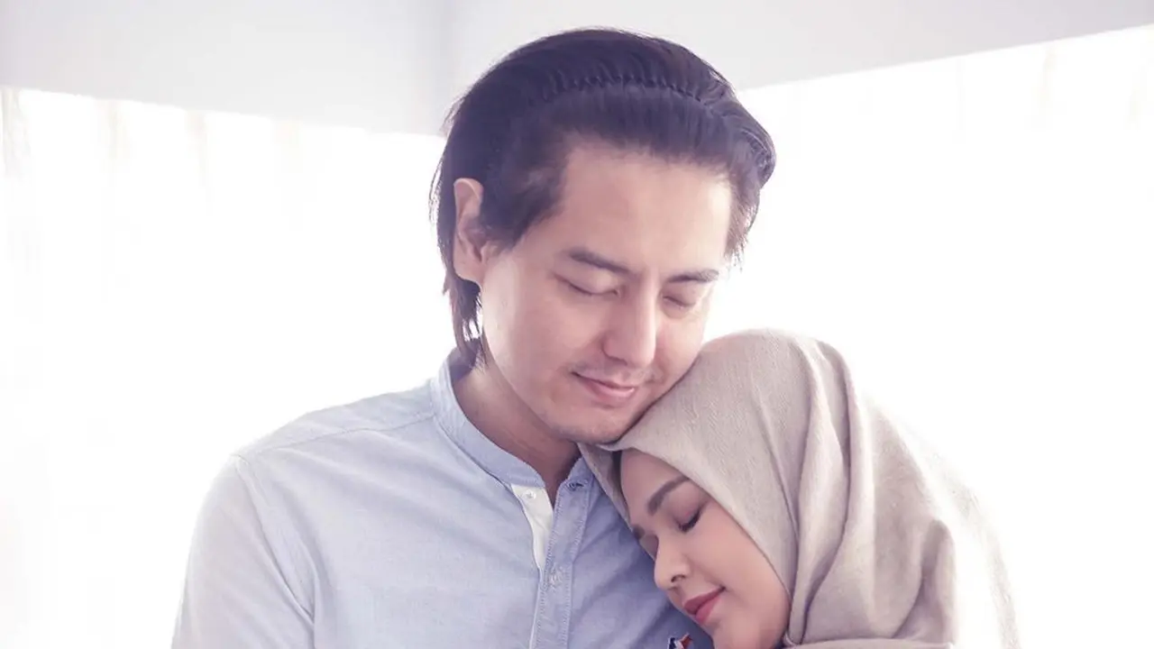 [Fimela] Roger Danuarta dan Cut Meyriska