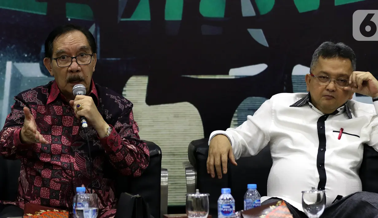 Mantan Ketua KPK Antasari Azhar (kiri) dan anggota Komisi III DPR RI, Trimedya Panjaitan menjadi pembicara dalam diskusi Dialektika Demokrasi di Kompleks Parlemen, Senayan, Jakarta, Kamis (7/11/2019). Diskusi tersebut mengangkat tema "Mengintip Figur Dewan Pengawas KPK". (Liputan6.com/Johan Tallo)