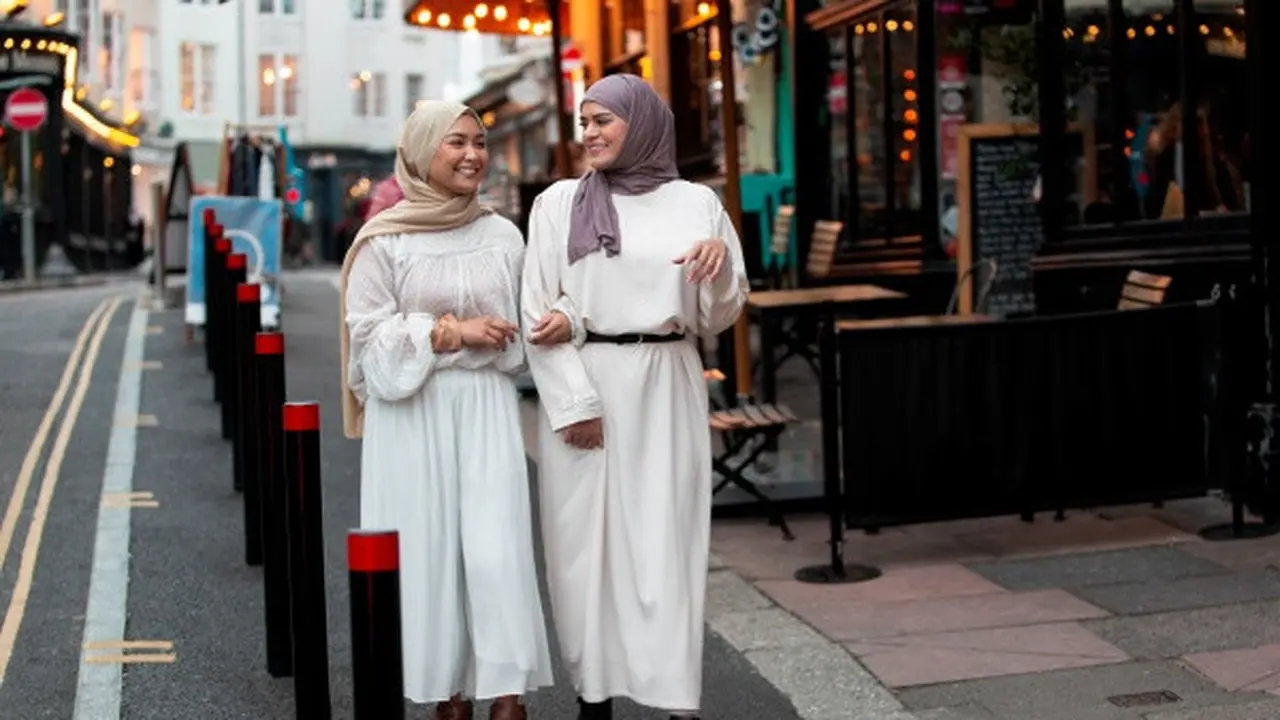 Model Gamis dengan Hijab Pashmina Lilit  (credit: freepik)