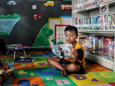 Anak-anak membaca buku di Ruang Perpustakaan RPTRA Kebon Sirih, Jakarta, Kamis (4/4). Dinas Perpustakaan dan Arsip DKI Jakarta bekerja sama dengan Jakarta Library menggelar Gerakan Baca Jakarta. (Liputan6.com/JohanTallo)