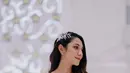 Dirinya juga tampil dalam aksesoris sederhana namun elegan serta memakai hiasan rambut berwarna senada. Penampilan aktris 28 tahun ini pun banjir pujian netizen. (Liputan6.com/IG/@dindakirana.s)