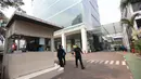 Petugas keamanan berjaga di pintu masuk gedung Badan Gizi Nasional (BGN) di Jalan Kebon Sirih, Menteng, Jakarta Pusat, Rabu (3/6/2026), menyusul pergantian jajaran pimpinan di lembaga tersebut. (Kapanlagi.com/Budy Santoso)