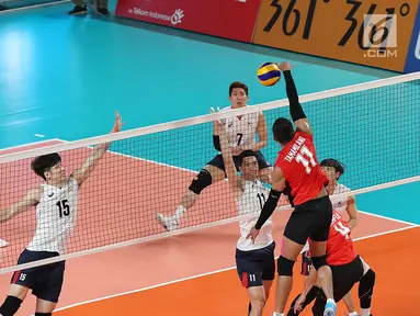 Pebola voli putra Indonesia, Febriant Tamamilan melepaskan smash pada pertandingan babak perempat final bola voli putra Asian Games 2018, melawan Korea Selatan, di Volley Indoor Jakarta, Selasa (28/8). (Liputan6.com/Fery Pradolo)