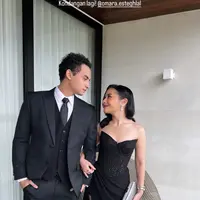 Saat menghadiri acara pernikahan, Omara dan Prilly tampil serasi dalam ansambel serba hitam. Omara memilih setelan jas hitam yang dipadukan dengan kemeja putih dan dasi hitam, menciptakan kesan formal dan klasik. Sementara itu, Prilly tampak anggun dalam tube dress dengan detail drapery pada bagian roknya, menambah kesan feminin dan elegan. [@prillylatucinnsina96].
