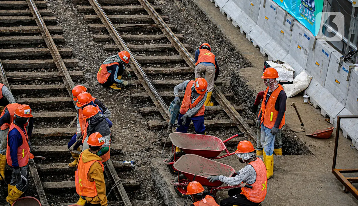 Pekerja melakukan pembongkaran aspal yang menutup jalur trem pada masa kolonial Belanda di lokasi proyek MRT Jakarta fase 2 di kawasan Jalan Gajah Mada, Jakarta, Rabu (9/11/2022). Rel Trem Kembali ditemukan pada proyek pembangunan MRT Jakarta Fase 2A Glodok-Kota, seberang Mall Gajah Mada. (Liputan6.com/Faizal Fanani)