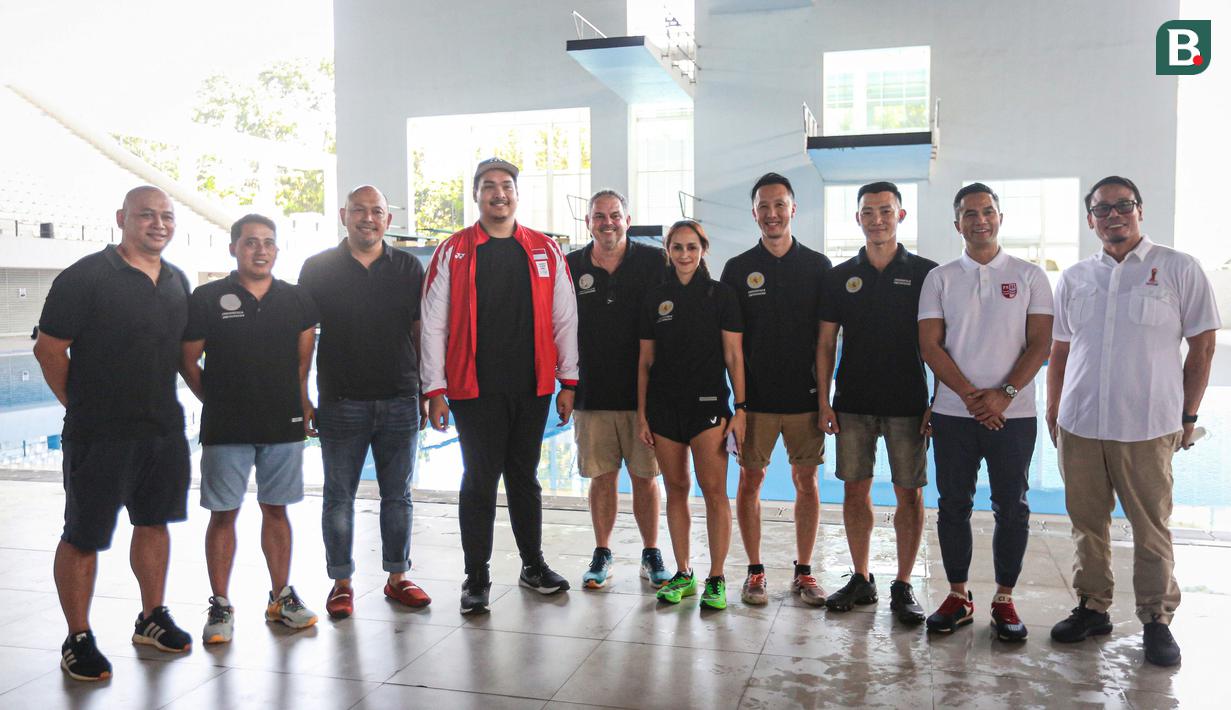 Menteri Pemuda dan Olahraga Republik Indonesia, Dito Ariotedjo berfoto bersama dengan Tim Pelatih Renang Indonesia menjelang SEA Games 2023 di Stadion Akuatik GBK, Senayan, Jakarta, Rabu (05/04/2023). Indonesia akan mengikuti perhelatan olahraga terbesar Asia Tenggara tersebut pada 5 hingga 17 Mei 2023 di Kamboja. (Bola.com/Bagaskara Lazuardi)