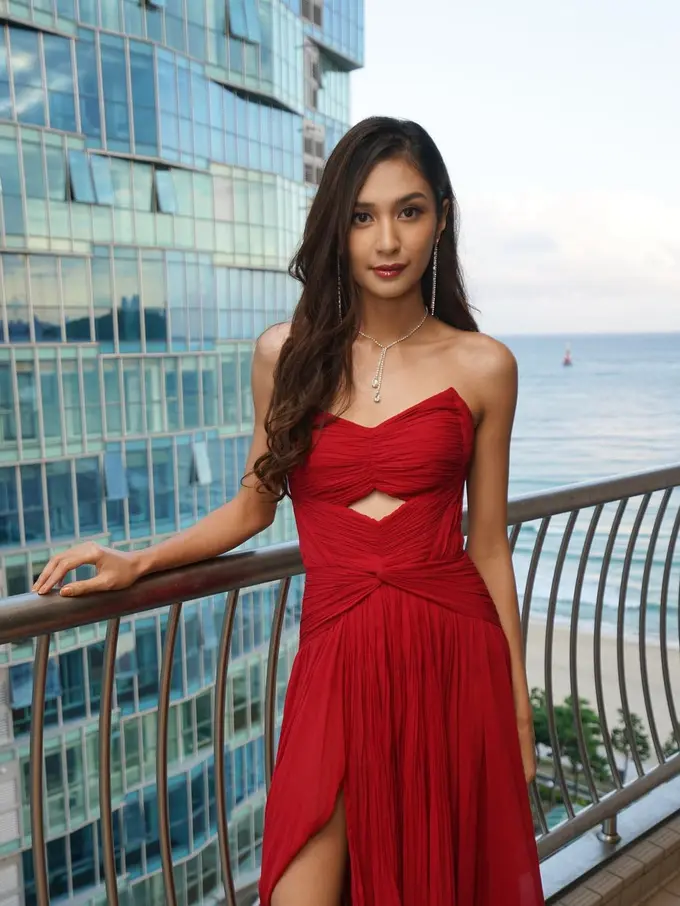 Melenggang di Red Carpet, Ini 7 Potret Mesra Mikha Tambayong dan Deva Mahenra