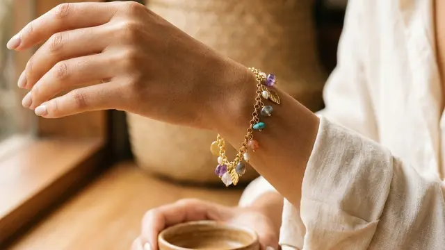Gelang Emas dengan Charm Batu Alam Gantung