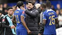 Selebrasi pelatih Chelsea, Mauricio Pochettino bersama pencetak gol keempat, Noni Madueke merayakan kemenangan 4-2 atas Leicester City pada laga perempatfinal Piala FA 2023/2024 di Stamford Bridge, London, Minggu (17/3/2024). (AP Photo/Dave Shopland)