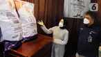 (ki-ka) Direktur PT Lagenda NPK Indonesia Fadilawaty dan Direktur Utama PT Mega Eltra Hilman Taufik berbincang usai penandatanganan kerja sama di Jakarta, Kamis (18/11/2021). Holding PT Pupuk Indonesia (Persero) berkomitmen menyediakan kebutuhan pupuk majemuk dalam negeri. (Liputan6.com/HO/Dayat)