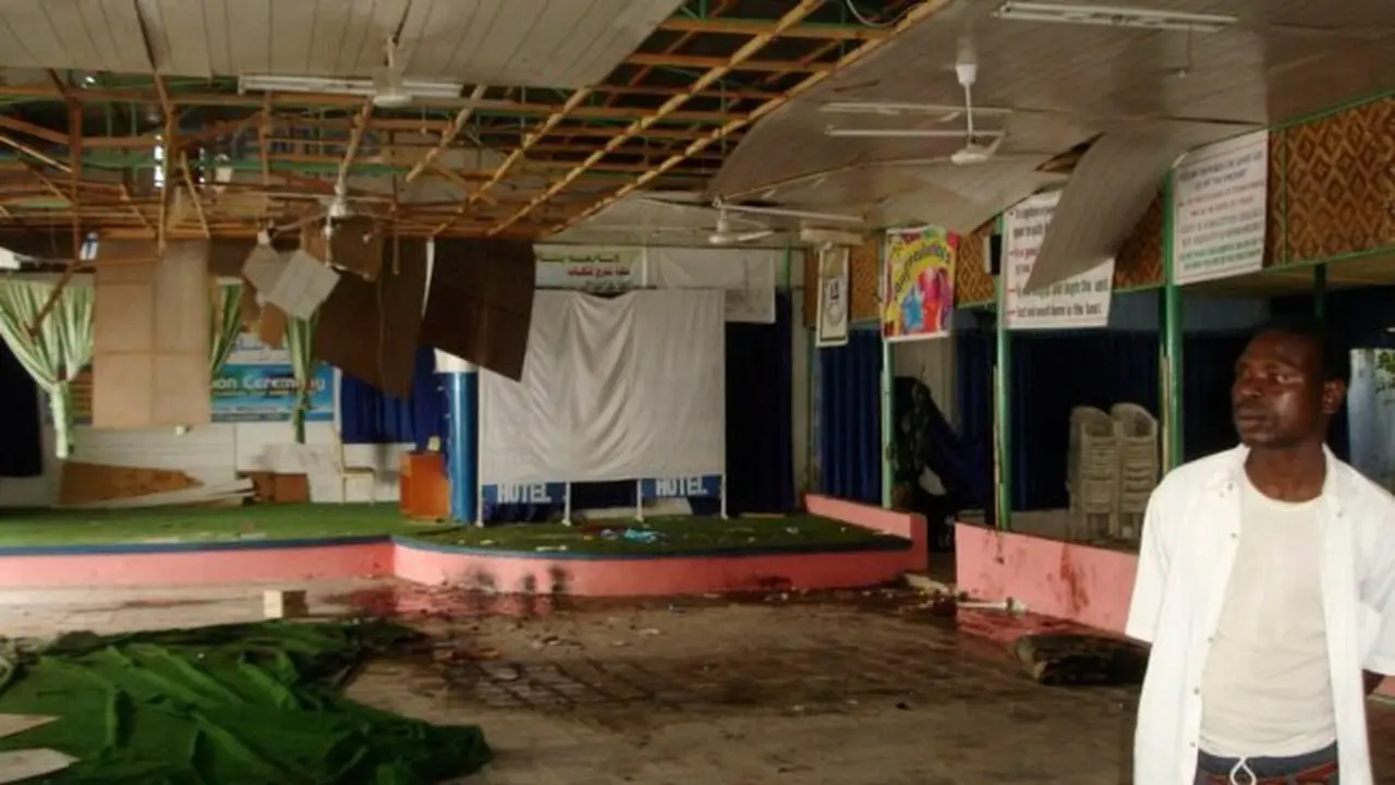 Seorang petugas di Hotel Shamo terlihat di sebelah lokasi ledakan bom di Mogadishu, Somalia, 3 Desember 2009. (AP)