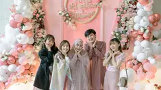 Datang ke acara akikah anak kembar Anisa Rahma dan Anandito Dwis, Angel, Steffy dan Cherly kompak pakai busana dengan nuansa pink. Pernah sama-sama awali karier dengan tergabung di Cherrybelle, kebersamaan 4 mantan anggotanya tidak berubah. Dalam keterangan unggahannya, 3 mantan anggota Cherrybelle ini ungkap merasa senang bertemu dengan Baby Twins. (Liputan6.com/IG/@cherly7uno)