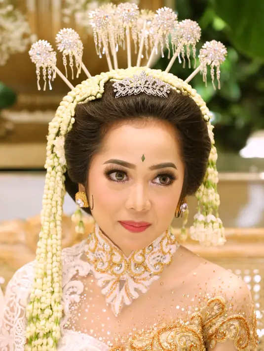 "Untuk pagi ini akhirnya sudah, kita baru melewati proses nikah jam 9 pagi. Kita pakai adat Sunda karena ibu aku orang Sunda dan bapaknya Aldy Sunda juga, dan alhamdulillah tadi berjalan lancar," ucap Karina usai akad nikah. (Adrian Putra/Bintang.com)