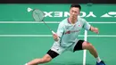 Kenta Nishimoto saat melawan Jonatan Christie pada pertandingan bulu tangkis tunggal putra Malaysia Open 2023 di Bukit Jalil Axiata Arena, Kuala Lumpur, Malaysia, Kamis (12/1/2023). Jonathan Christie kalah dua gim langsung dari Kenta Nishimoto dengan skor 15-21 dan 17-21. (AP Photo/Vincent Thian)