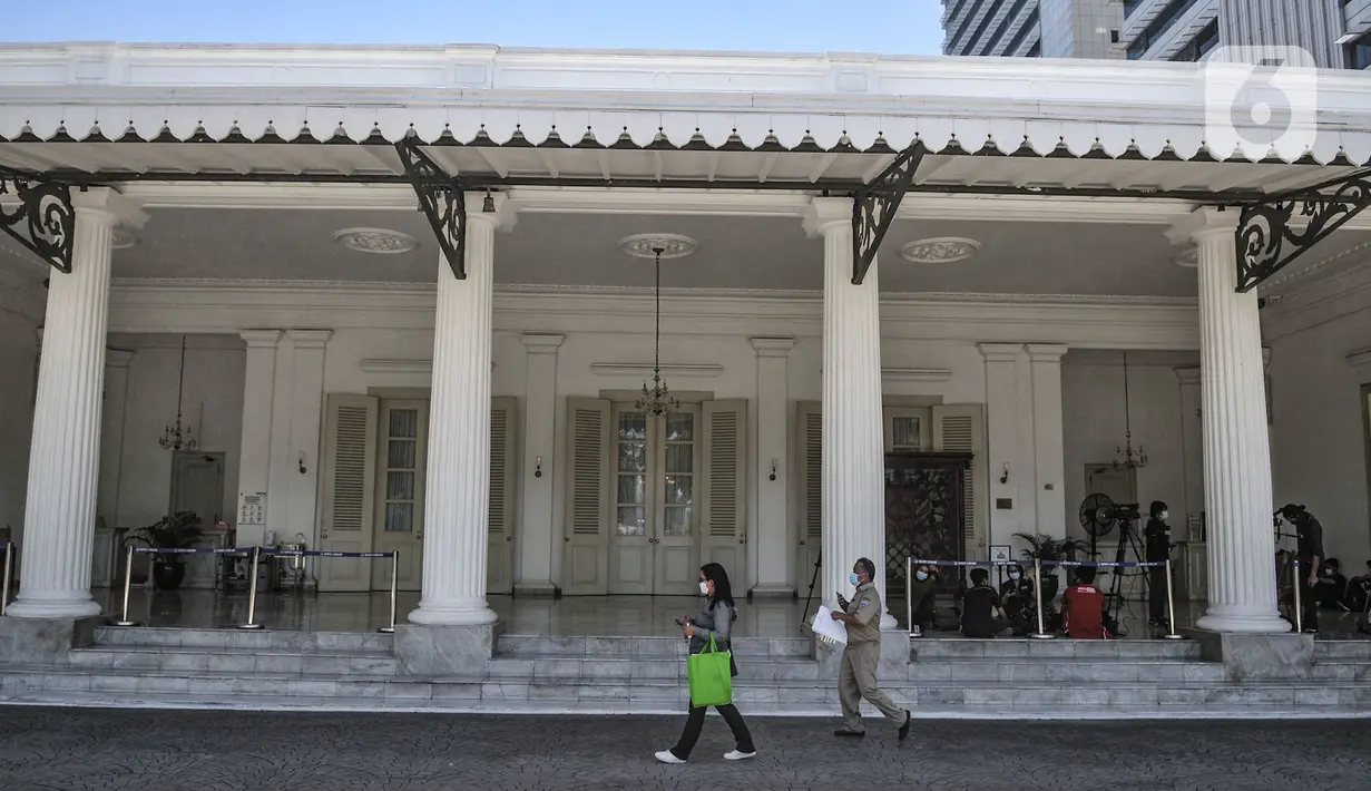Pegawai melintas di depan Kantor Gubernur Anies Baswedan yang tengah ditutup di Balai Kota, Jakarta, Selasa (1/12/2020). Kantor Gubernur dan Wagub DKI Jakarta terpaksa ditutup sementara setelah Anies Baswedan dikabarkan terkonfirmasi positif Covid-19.  (merdeka.com/Iqbal S. Nugroho)