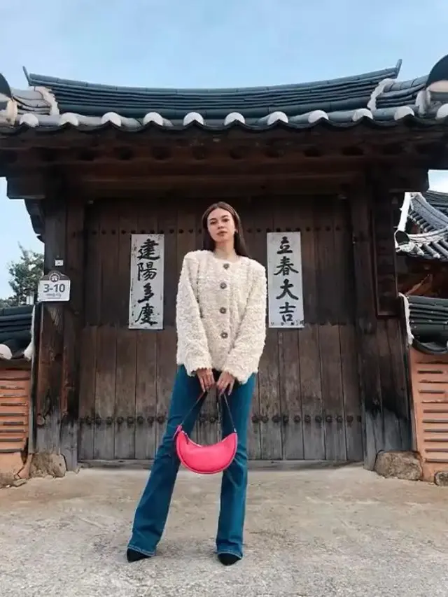 8 OOTD Baju Putih dan Celana Jeans ala Anya Geraldine hingga Wulan Guritno