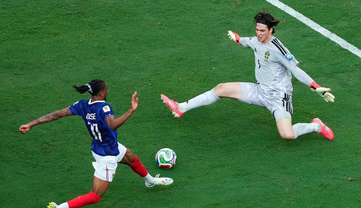 Pemain Prancis Michael Olise melakukan tendangan yang berhasil ditepis oleh kiper Swedia Jacob Widell Zetterstrom selama pertandingan sepak bola babak 32 Piala Dunia antara Prancis dan Swedia di East Rutherford, N.J., dekat New York, Selasa, (30/06/2028). (AP Photo/Yuki Iwamura)