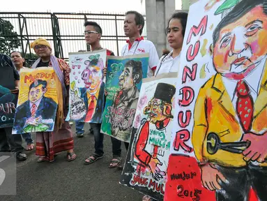 Forum Seniman Jakarta (Formaja) gelar aksi di depan pintu gerbang gedung MPR/DPR RI menuntut agar Ketua DPR, Setya Novanto untuk mundur, Jakarta, Senin (7/12/2015). (Liputan6.com/Yoppy Renato)