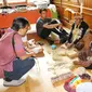 Anggota Bhayangkari Papua Saat Mengajarkan Cara Membuat Noken Dalam Kegiatan Misi Budaya di Frankfurt, Jerman, Selasa (3/9/2019). (Foto: Istimewa)
