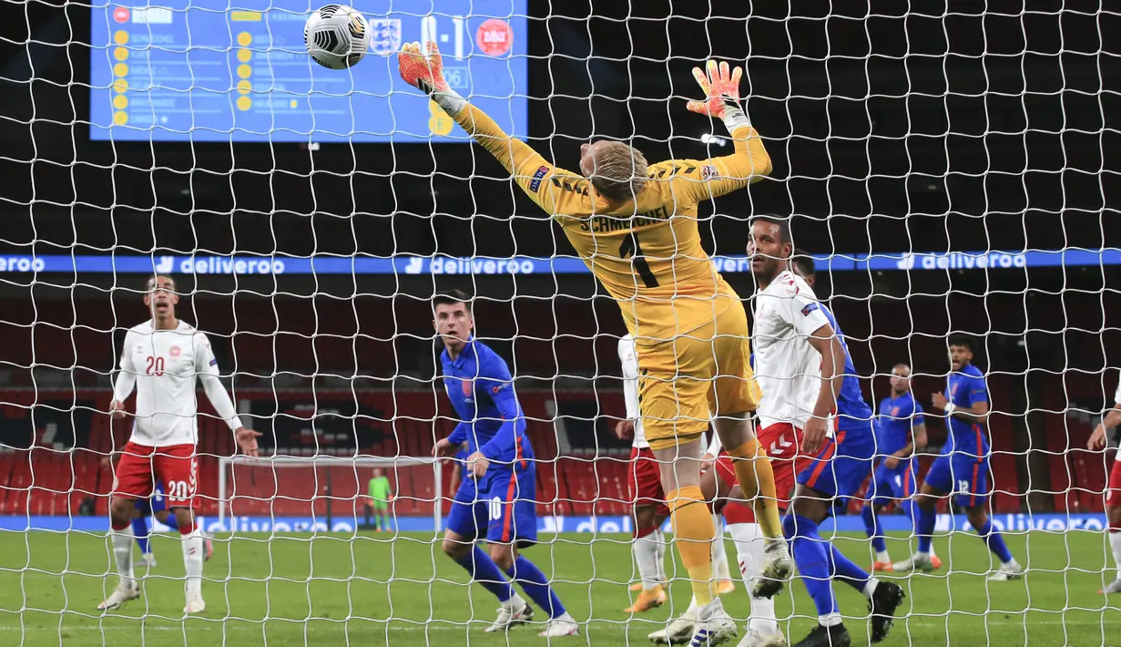 Penjaga gawang Denmark Kasper Schmeichel melakukan penyelamatan saat menghadapi Inggris pada pertandingan UEFA Nations League di Stadion Wembley, London, Inggris, Rabu (14/10/2020). Denmark menang 1-0. (Nick Potts/Pool via AP)
