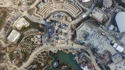 Pandangan udara Shanghai Disney Resort dan taman hiburan di Pudong, Shanghai (28/3). Disneyland pertama di daratan Cina ini akan dibuka pada 16 Juni mendatang, namun penjualan tiket telah dimulai pada (28/3) kemarin. (AFP/STR/Cina OUT)