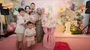 Sementara saat pesta ulang tahunnya, Baby Lily cosplay jadi Baby Dior dengan busana bernuansa pastel [@raffinagita1717]