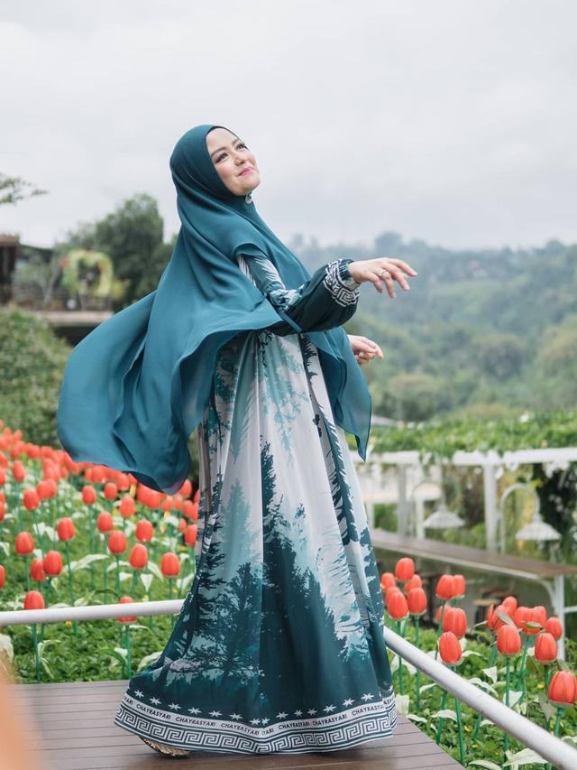 Potret Tika Eks T2 Kenakan Baju Gamis, Bisa Jadi Inspirasi. (Sumber: Instagram/tika_ramlan)
