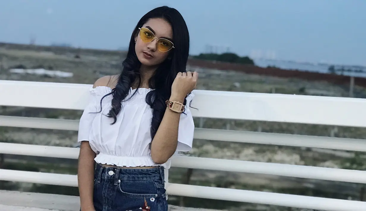 Enggak melulu lensa berwarna gelap, wanita blasteran Jerman-Indonesia ini tampil manis dengan lensa berwarna kuning. Meski terlihat simpel, namun penampilan Ersya terlihat memukau. (Liputan6.com/IG/@ersyaurel)