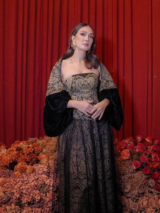 Di sebuah acara e-commerce, Luna Maya tampil menawan mengenakan outfit dengan sentuhan wastra. Atasan bustier batik, dipadukan dengan rok panjangnya yang serasi, diberi luaran tulle hitam transparan. Luna Maya menyempurnakan penampilannya dengan sebuah outer bermotif serasi. [Foto: Instagram/lunamaya]