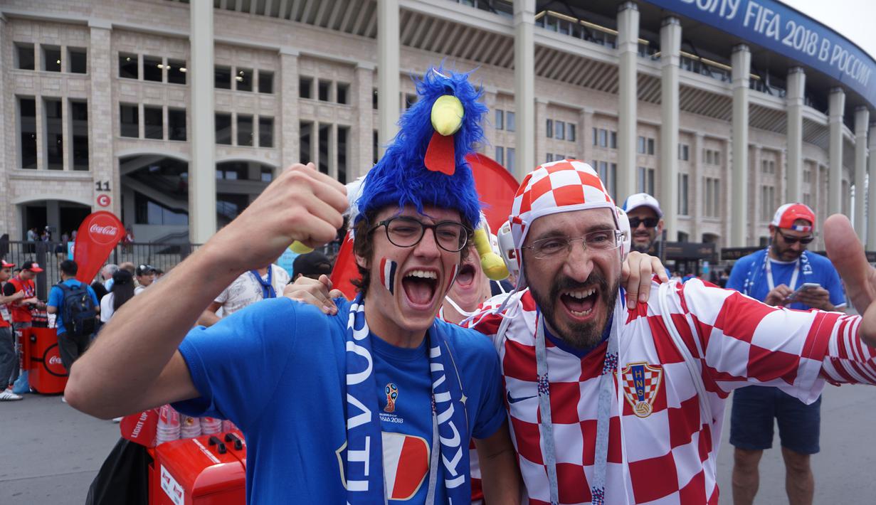 Negaranya boleh bersaing tapi suporter dari kedua negara tetap kompak bikin suasana adem. (Bola.com/Okie Prabhowo)