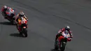 Pebalap Ducati, Jorge Lorenzo dibuntuti Pebalap Honda, Marc Marquez, pada balapan MotoGP 2018 di Sirkuit Catalunya, Spanyol, Minggu (17/6/2018). Lorenzo menjadi yang tercepat dengan catatan waktu 40 menit 13,566 detik. (AP/Eric Alonso)