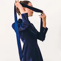 Pakaian satin terkenal dengan teksturmya yang unik dan berkilau. (Foto: Unsplash/LauraChouette)