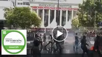 Cek Fakta - Banner - Screenshot video hoaks yang menyebut massa menyerbu Istana, kerusuhan pecah. (Facebook)