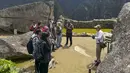 Pemandangan umum reruntuhan Inca kuno Machu Picchu untuk pertama kalinya setelah ditutup untuk umum, di atas lembah Urubamba, Peru, Rabu (15/2/2023). Rombongan turis pertama terlihat memasuki taman arkeologi pagi-pagi sekali, memanfaatkan hari cerah yang tidak biasa saat mereka mengunjungi berbagai situs dan kuil suci yang membentuk "llaqta" ("benteng" di Quechua). (Carolina Paucar / AFP)