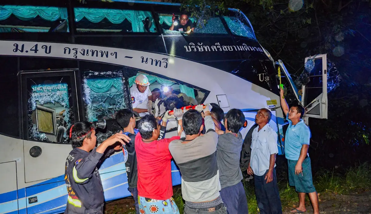 Polisi setempat mengatakan kendaraan yang membawa 49 orang itu, tiba-tiba keluar dari jalan raya dan menabrak pohon di dekat Taman Nasional Hat Wanakorn, dilansir Associated Press. (Sawang Rungrueang Rescue22 Foundation via AP)