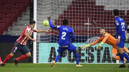 Striker Atletico Madrid, Luis Suarez, mencetak gol ke gawang Getafe pada laga Liga Spanyol di Stadion Wanda Metropolitano, Rabu (30/12/2020). Atletico Madrid menang dengan skor 1-0. (AFP/Oscar Del Pozo)