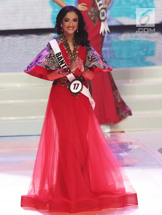 Finalis dari Banten, Vania Fitryanti Herlambang maju ke depan setelah masuk ke 6 finalis pada malam puncak Puteri Indonesia 2018 di JCC, Jakarta, Jumat (9/3). 6 finalis menjawab pertanyaan yang ada di dalam payung Pasundan. (Liputan6.com/Herman Zakharia)