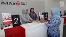 Teller Bank DKI sedang melayani nasabah pada Hari Batik Nasional di cabang Jakarta Pusat (02/10). Bank yang memiliki 236 kantor layanan menginstrusikan seluruh karyawan mengenakan baju batik. (Liputan6.com/Pool)