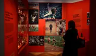 Seorang pengunjung berjalan melewati pameran "Olympism, Sejarah Dunia 1896-2024" di Museum Nasional Sejarah Imigrasi Prancis, Paris, Rabu, 24 April 2024. (AP Photo/Thibault Camus)