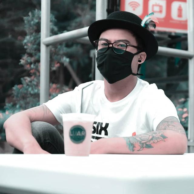 6 Potret Resa Vokalis Kuburan Band Tanpa Makeup, Bikin Pangling