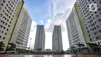 Anak-anak bermain sepak bola di Rusunawa Nagrak, Marunda, Kecamatan Cilincing, Jakarta Utara, Selasa (15/6/2021). Rusunawa Nagrak merupakan salah satu dari program hunian vertikal Pemprov DKI Jakarta sebagai solusi mengatasi kebutuhan tempat tinggal warga Ibu Kota. (merdeka.com/Iqbal S. Nugroho)